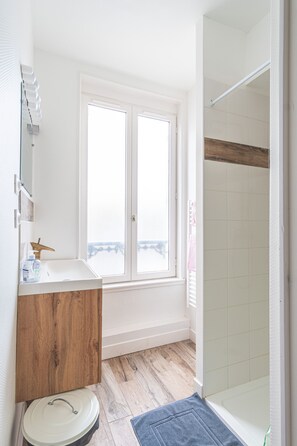 Dusche, Haartrockner, Handtücher, Seife