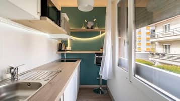 Fridge, stovetop, electric kettle, cookware/dishes/utensils