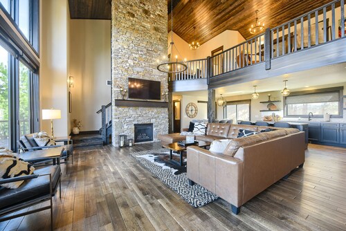 New, Secluded Lodge with Amazing Forest Views Wrap-Around Deck & Open Living