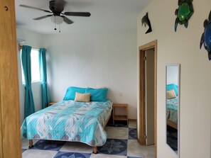 3 bedrooms, desk, free WiFi, bed sheets - immerse yourself in Mexican living. B. & B.  5 min. walk to beach ,Playa  Bonfil (Acapulco)