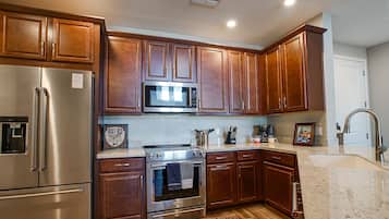 Condo, 3 Bedrooms | Private kitchen | Fridge, oven, stovetop, coffee/tea maker