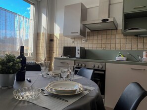 Fridge, microwave, oven, stovetop - Appartement entier 92 m2, 3 chambres et 1 salon, proche centre ville, parking (Belfort)