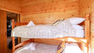 Cottage | 2 bedrooms, individually decorated, individually furnished, free WiFi