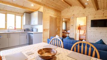 Cottage | Private kitchen | Fridge, electric kettle, toaster, cookware/dishes/utensils