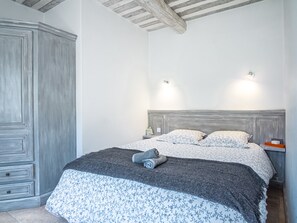 1 chambre, fer et planche à repasser, draps fournis