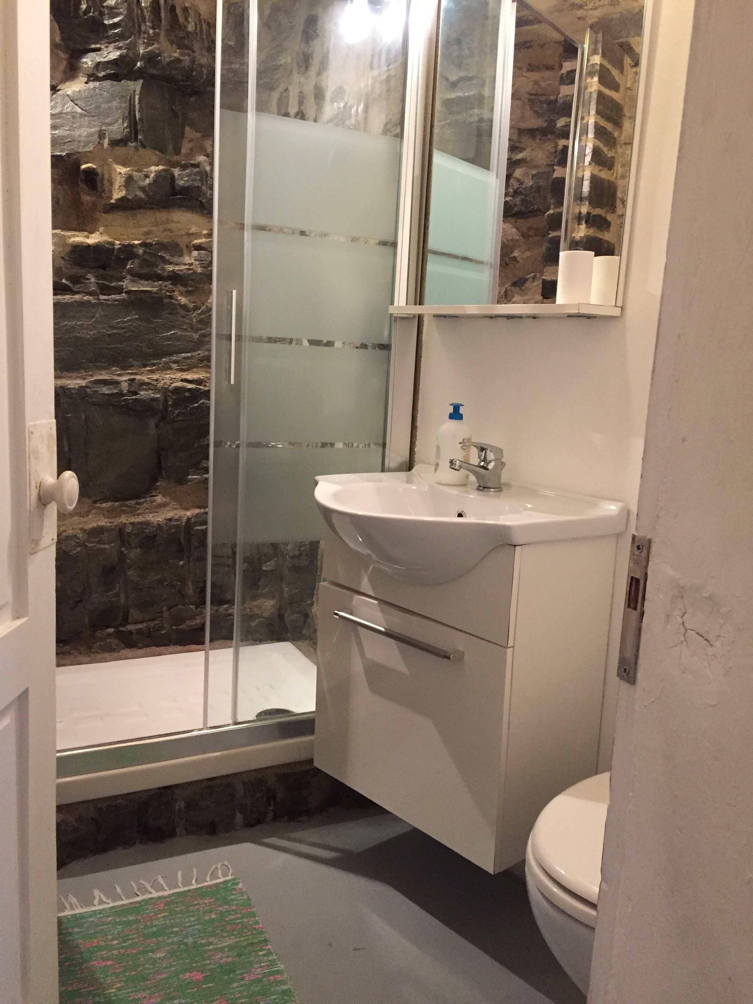Douche, séchoir à cheveux, bidet, serviettes fournies
