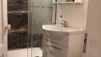Douche, séchoir à cheveux, bidet, serviettes fournies