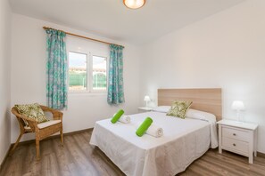 3 slaapkamers, een strijkplank/strijkijzer, gratis wifi, beddengoed