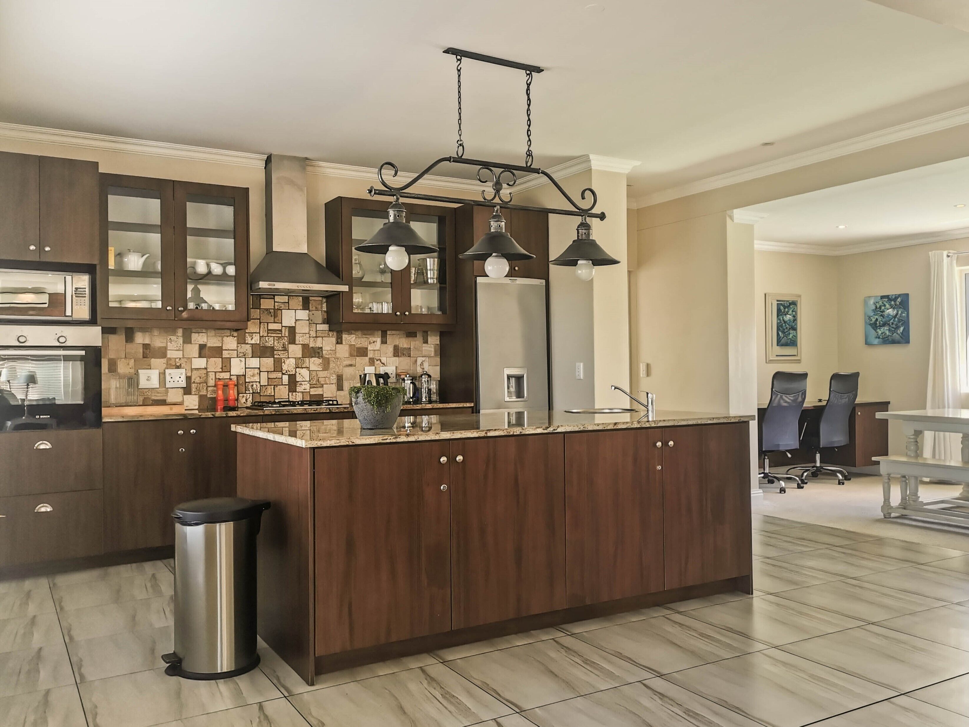 Full-sized fridge, microwave, oven, stovetop