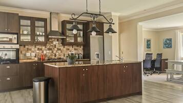 Full-sized fridge, microwave, oven, stovetop