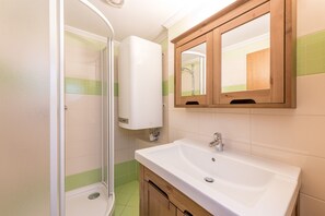 Dusche, Handtücher, Toilettenpapier