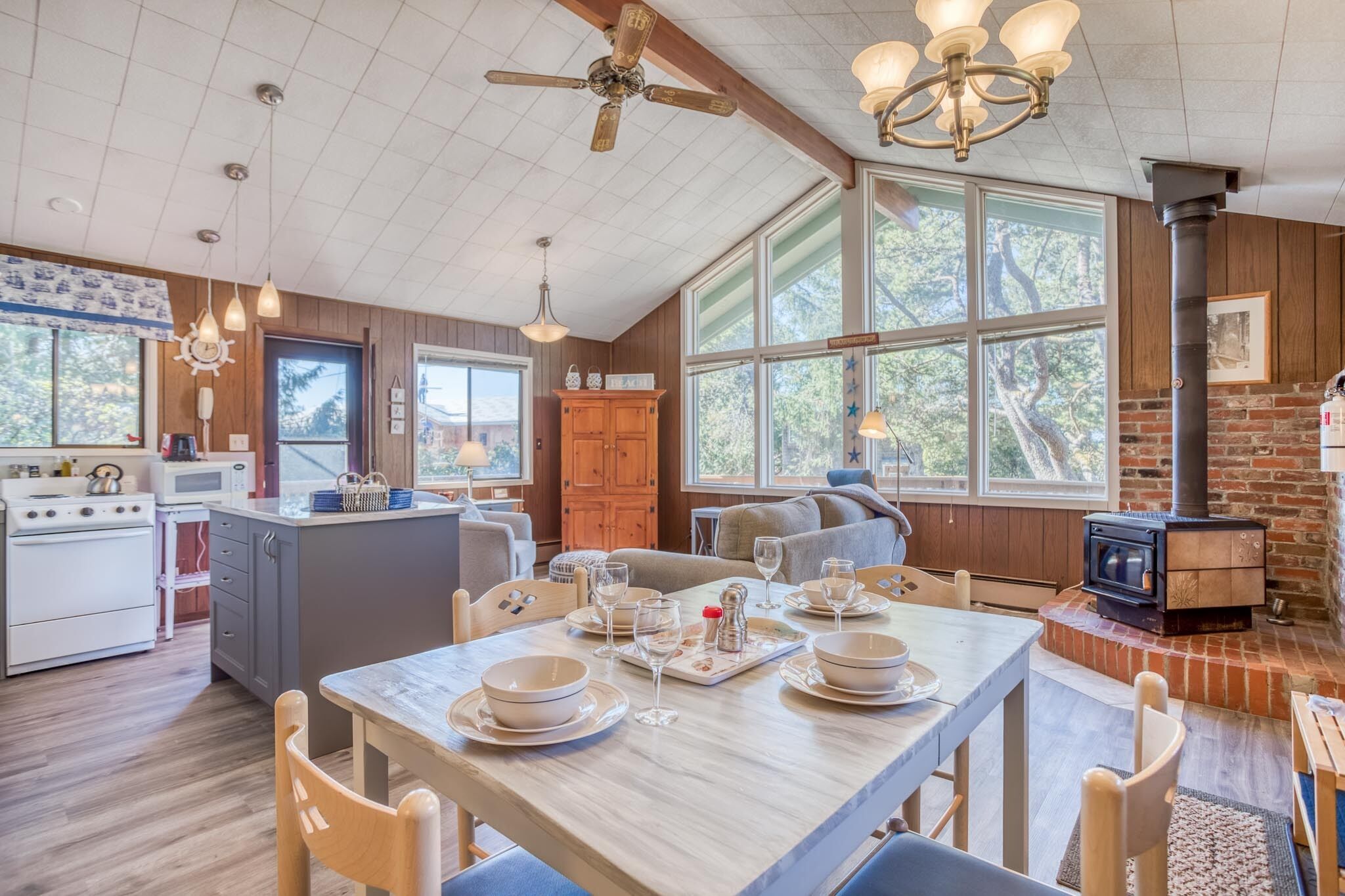 Cheery Cabin 3 Minutes to the Beach Near Downtown Manzanita Will Charm You! The