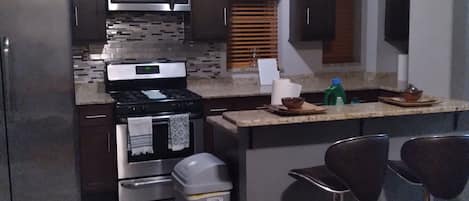 Refrigerador, microondas, horno y parrilla de estufa