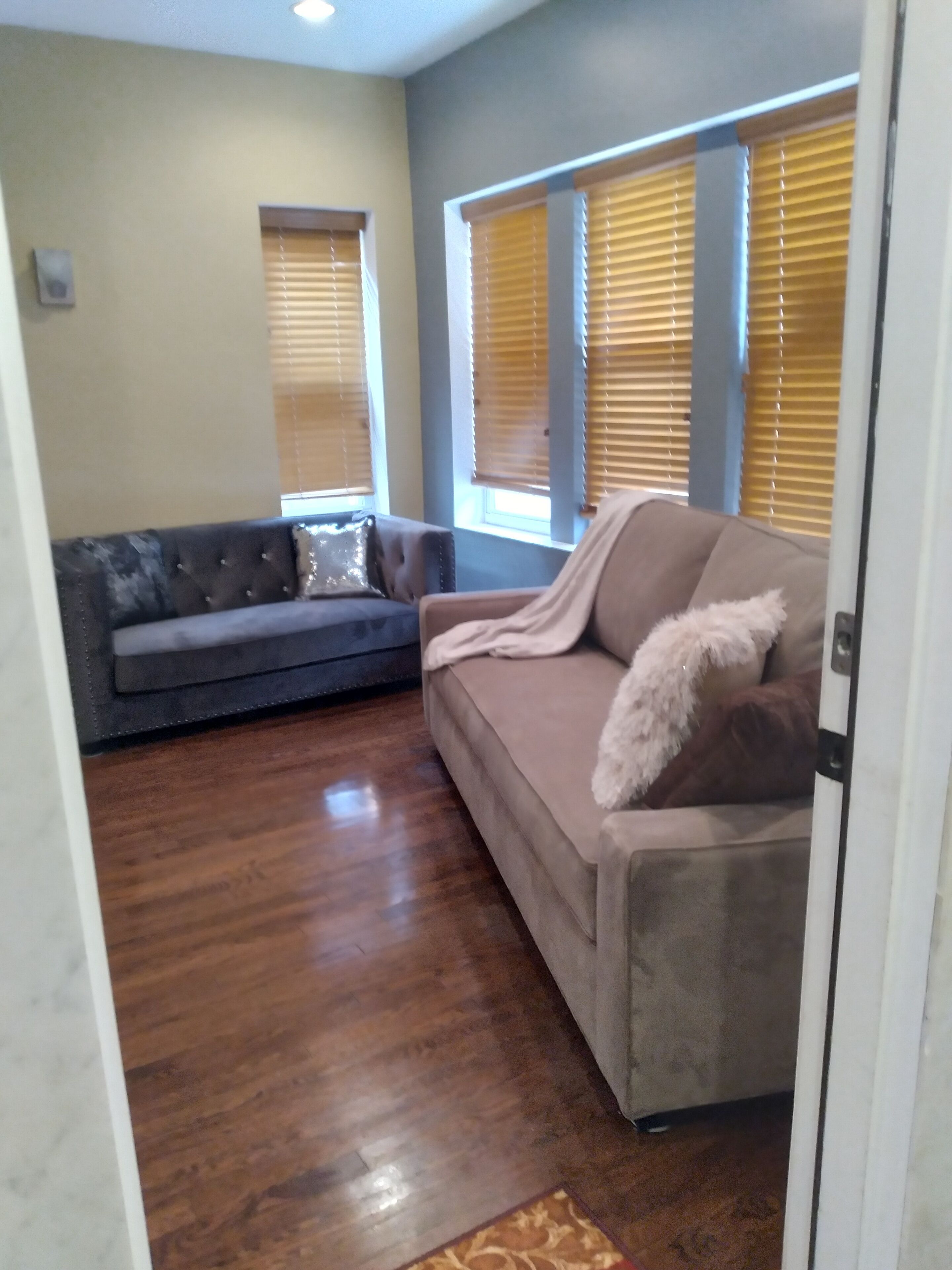 BEAUTIFUL 4/20 FRIENDLY 2 BEDROOM DUPLEX IN SIZZLING SOUTH SHORE