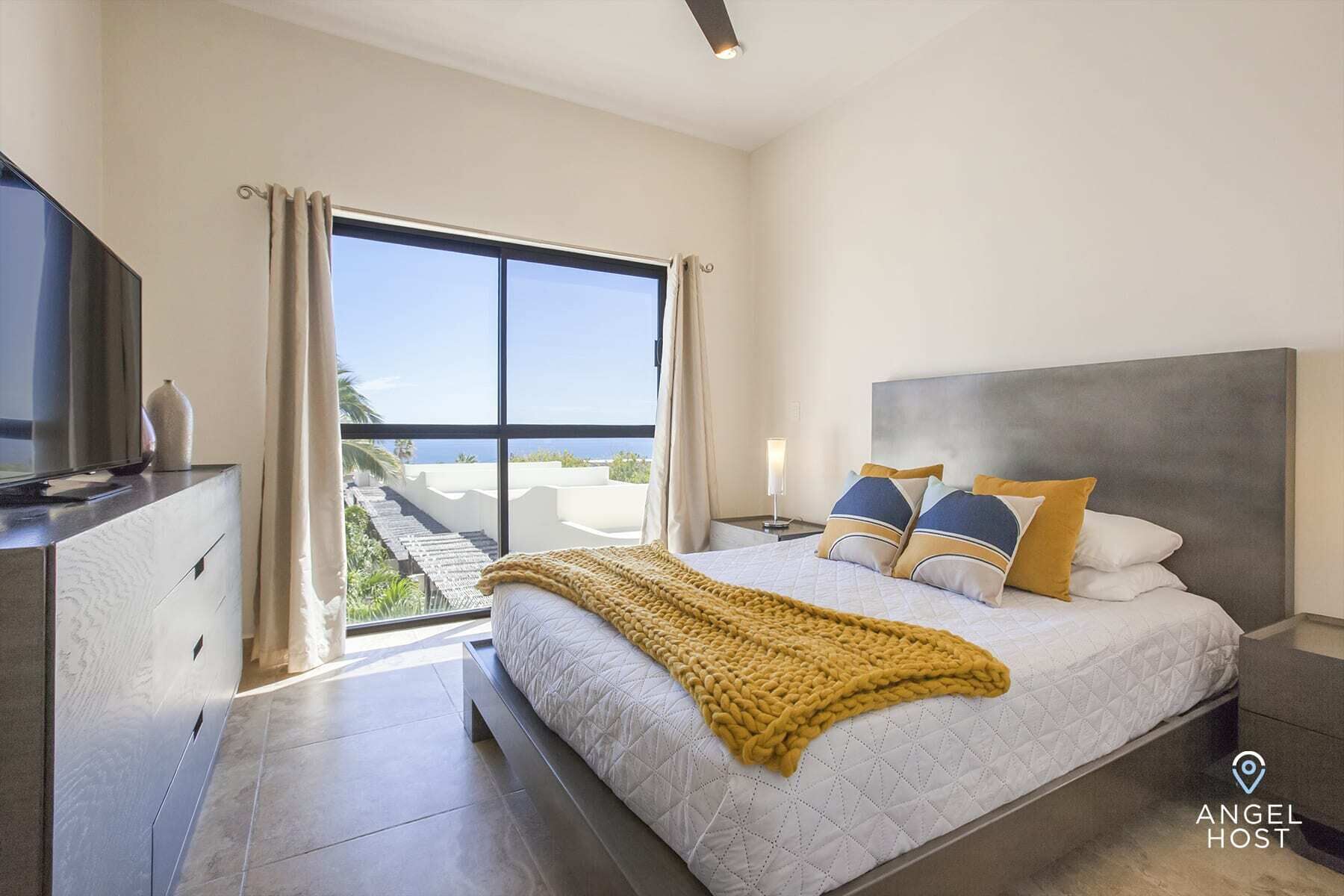 Oceanview Space, Steps to Beach plus Pool onsite!