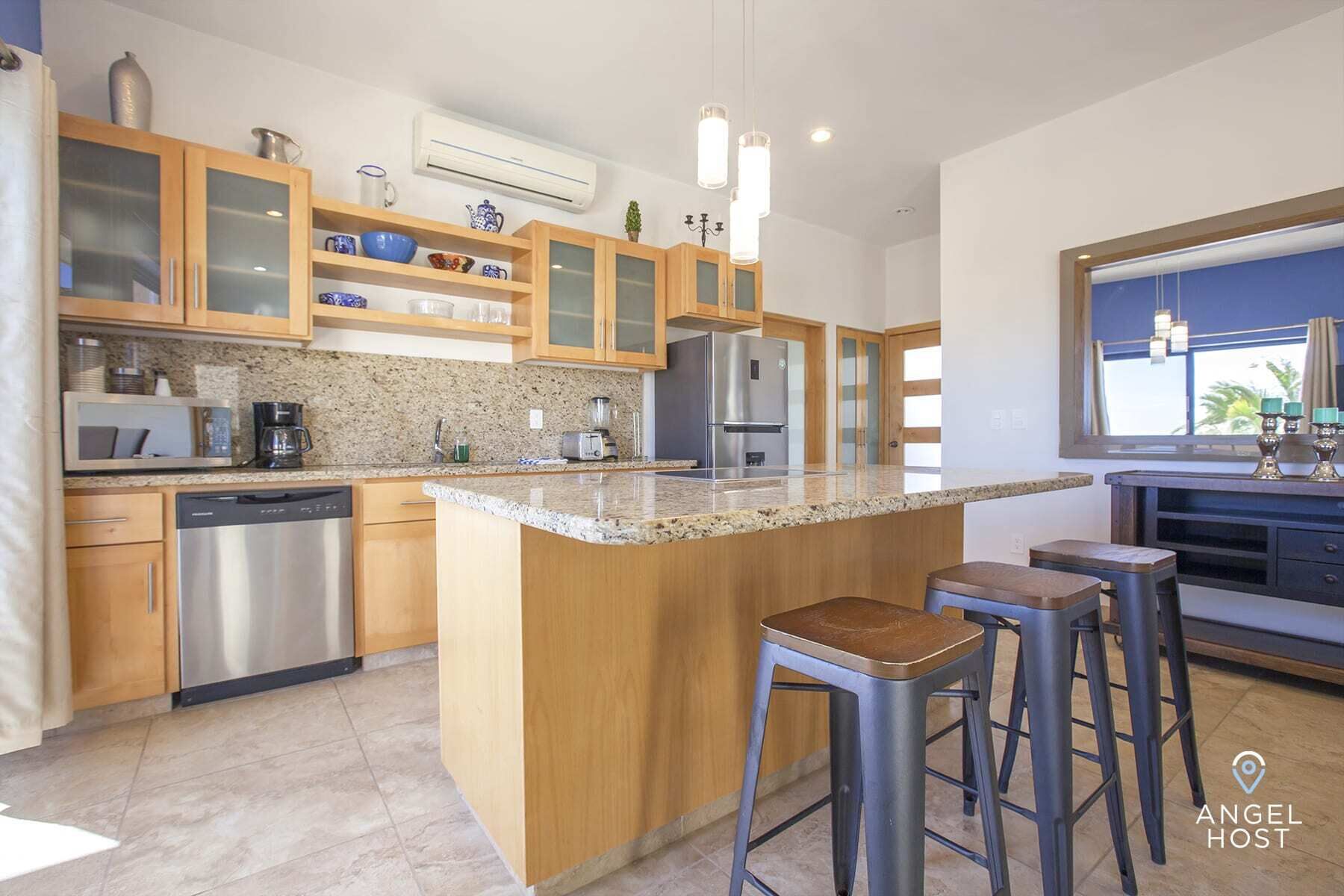 Oceanview Space, Steps to Beach plus Pool onsite!