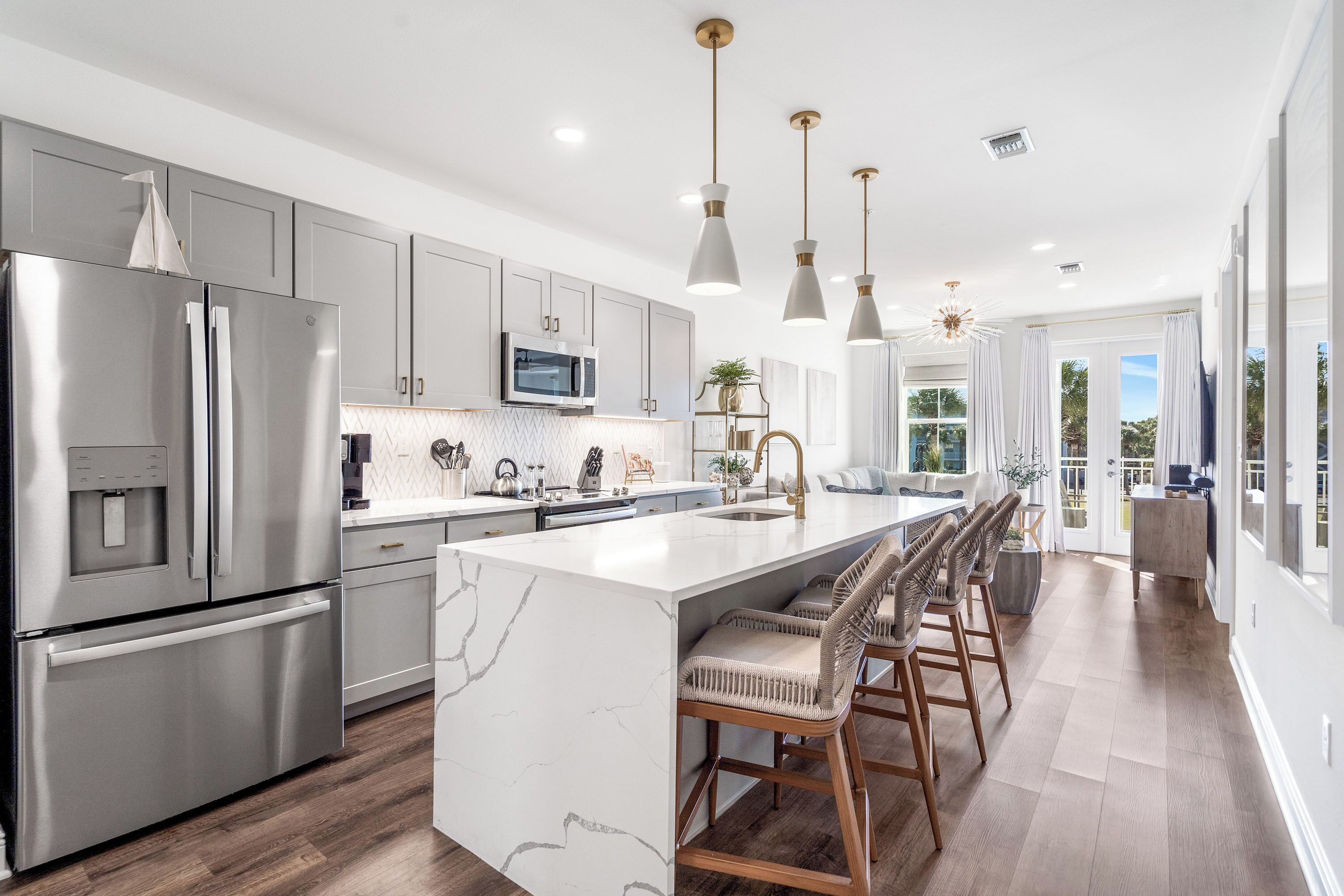 冷蔵庫、電子レンジ、オーブン、コンロ