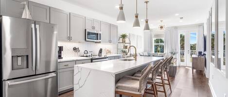 Réfrigérateur, micro-ondes, four, plaque de cuisson