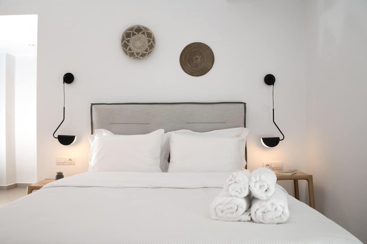 Junior studio suite, uitzicht op zwembad | 1 slaapkamer, luxe beddengoed, een minibar, individueel gemeubileerd