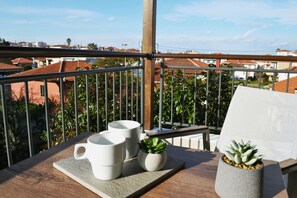 أغطية فراش متميزة وميني بار وطراز فريد لكل وحدة ومكتب