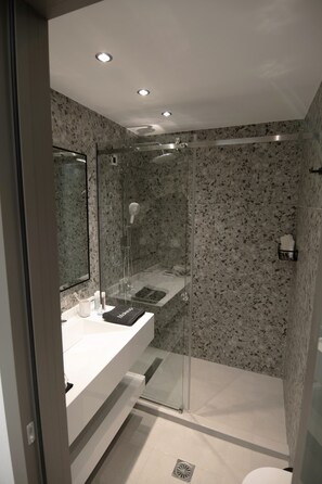 Shower, rainfall showerhead, designer toiletries, hair dryer - IADES (Kassandra)