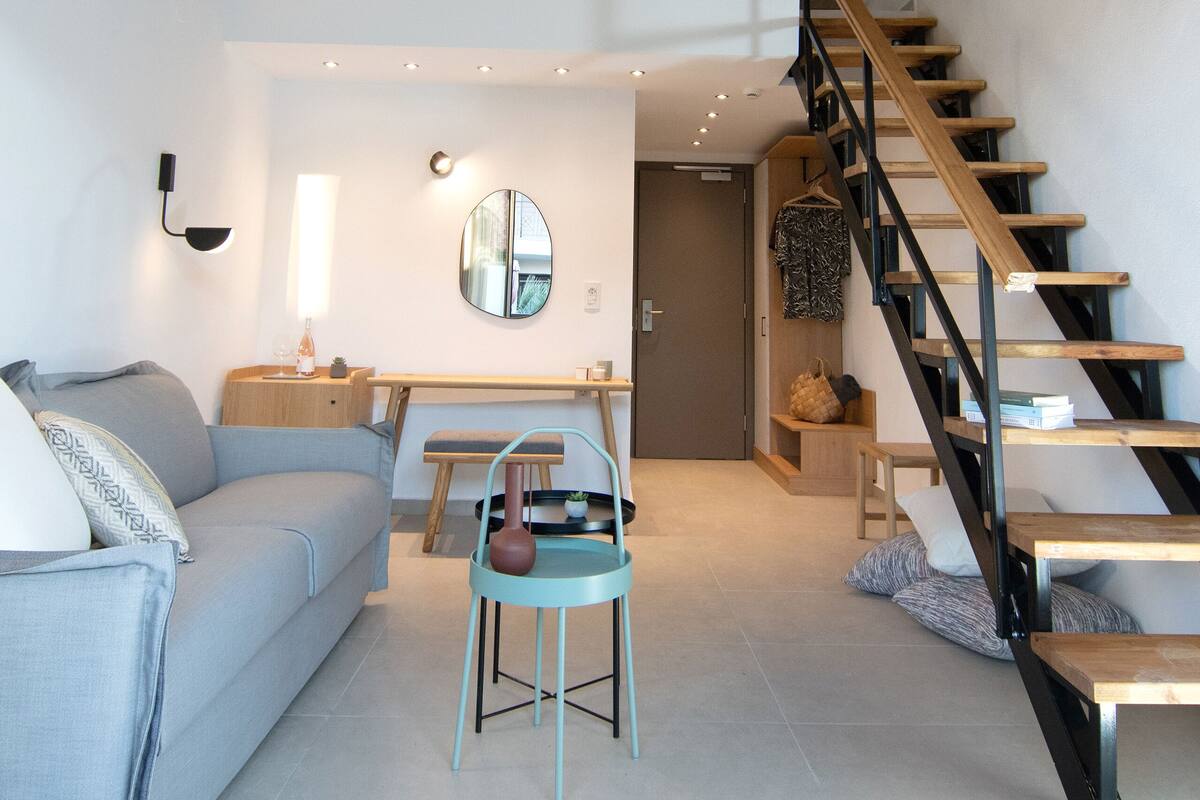 Senior loft | 1 slaapkamer, luxe beddengoed, een minibar, individueel gemeubileerd
