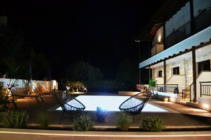 季节性开放的室外游泳池，10:00 至 18:00 开放，池畔遮阳伞，日光浴躺椅