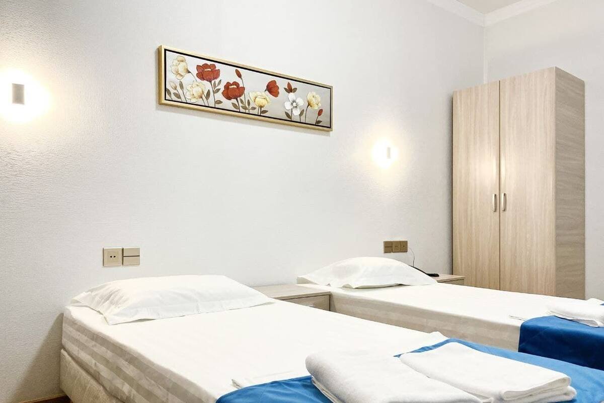 Habitación estándar con 2 camas individuales | Escritorio, espacio para trabajar con laptop y wifi gratis