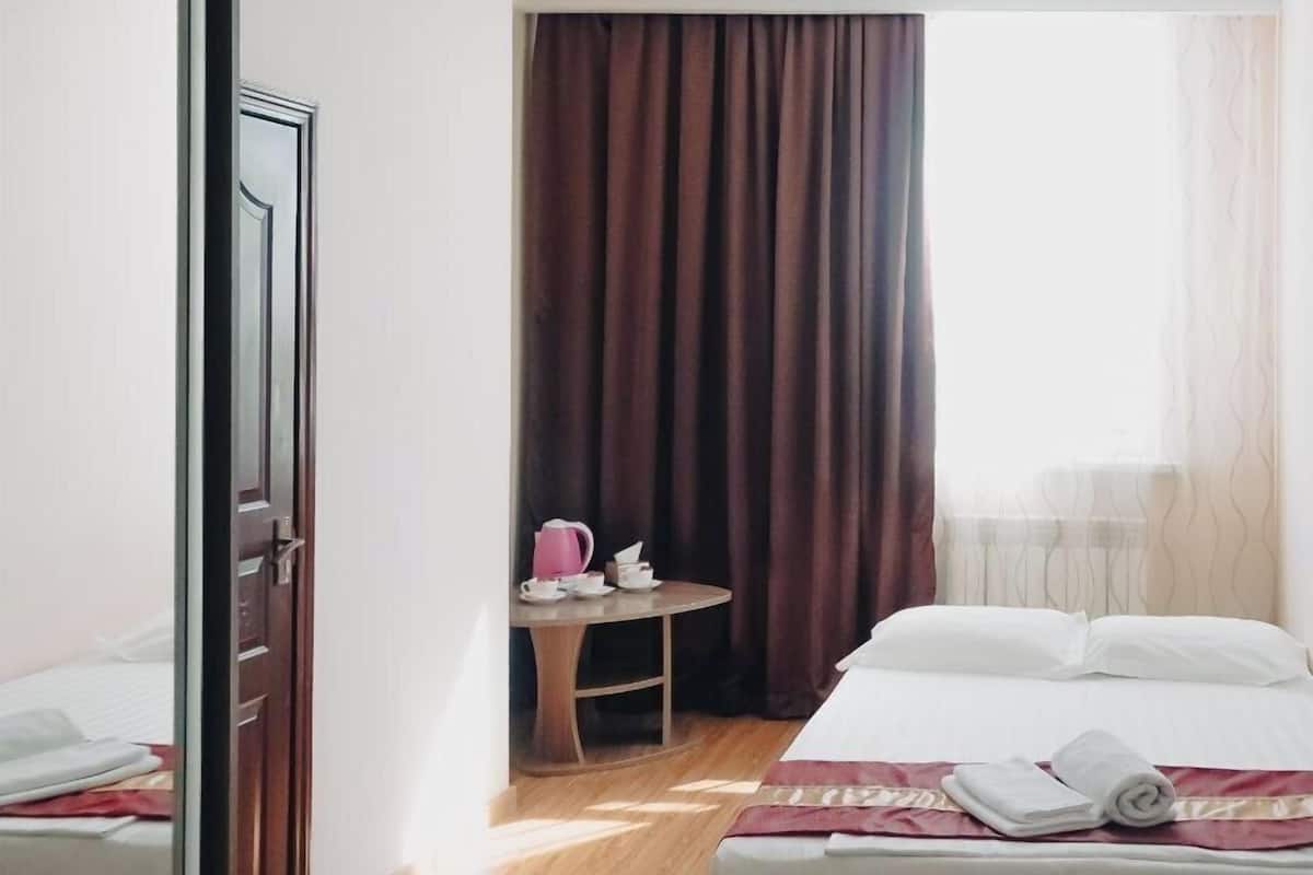 Een bureau, een laptopwerkplek, gratis wifi, beddengoed