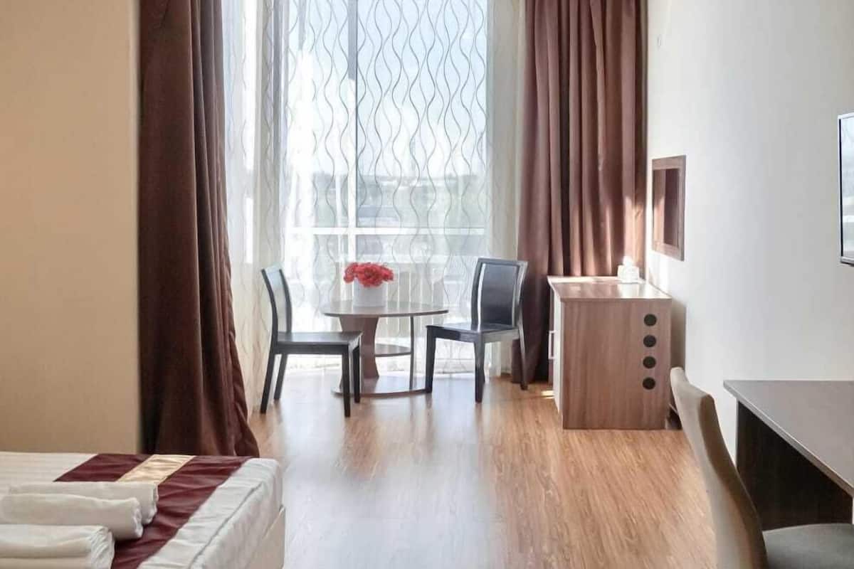 Suite estudio Elite | Escritorio, espacio para trabajar con laptop y wifi gratis