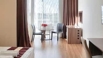 Elite Studio Suite | Desk, laptop workspace, free WiFi, bed sheets