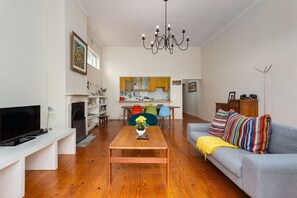 TV, fireplace - Safe, Light and Bright Home Just Off Kloof Street (Cape Town)