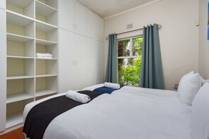 2 bedrooms, desk, iron/ironing board, WiFi - Safe, Light and Bright Home Just Off Kloof Street (Cape Town)