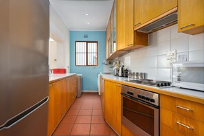 Fridge, microwave, oven, stovetop - Safe, Light and Bright Home Just Off Kloof Street (Cape Town)