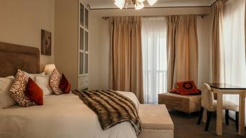 Habitación junior con 2 camas individuales, 2 camas individuales, bañera, vistas al mar | Minibar, caja fuerte, espacio para trabajar con un portátil