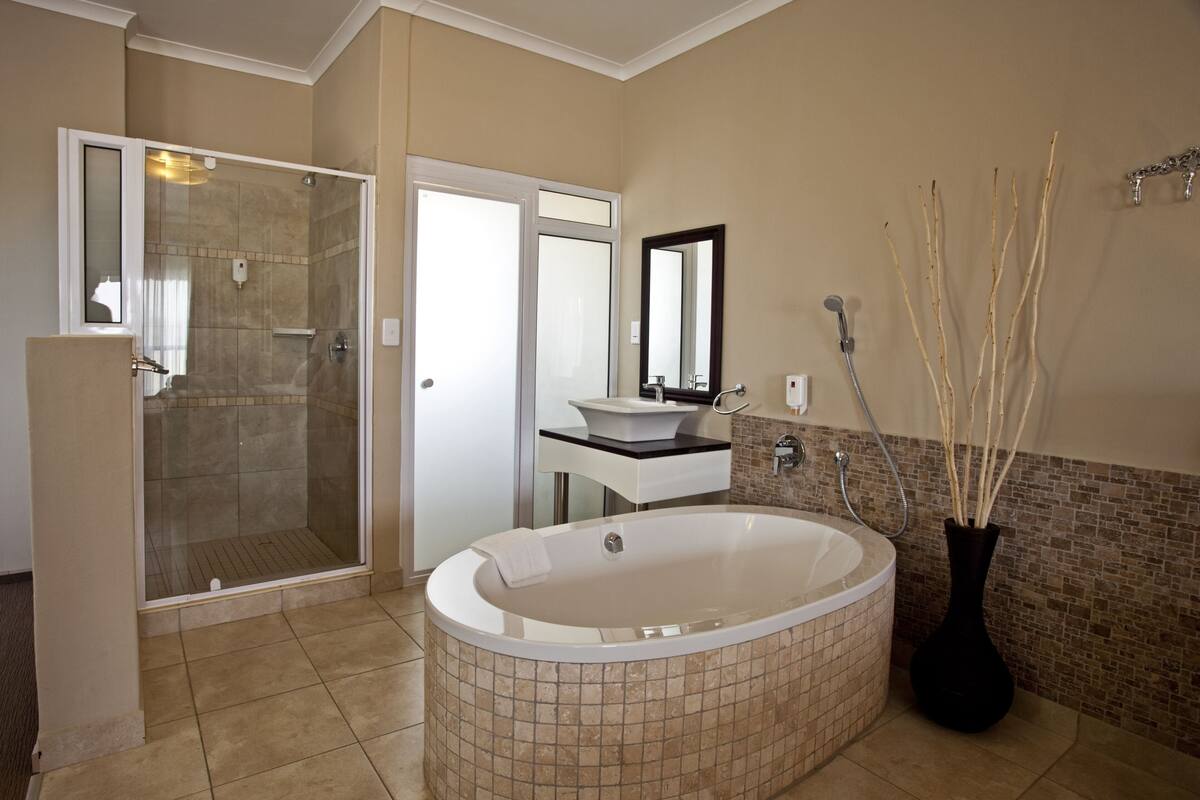 Kamar Twin Junior, 2 Tempat Tidur Twin, bathtub, pemandangan laut | Kamar mandi | Bathtub dan shower terpisah dan handuk