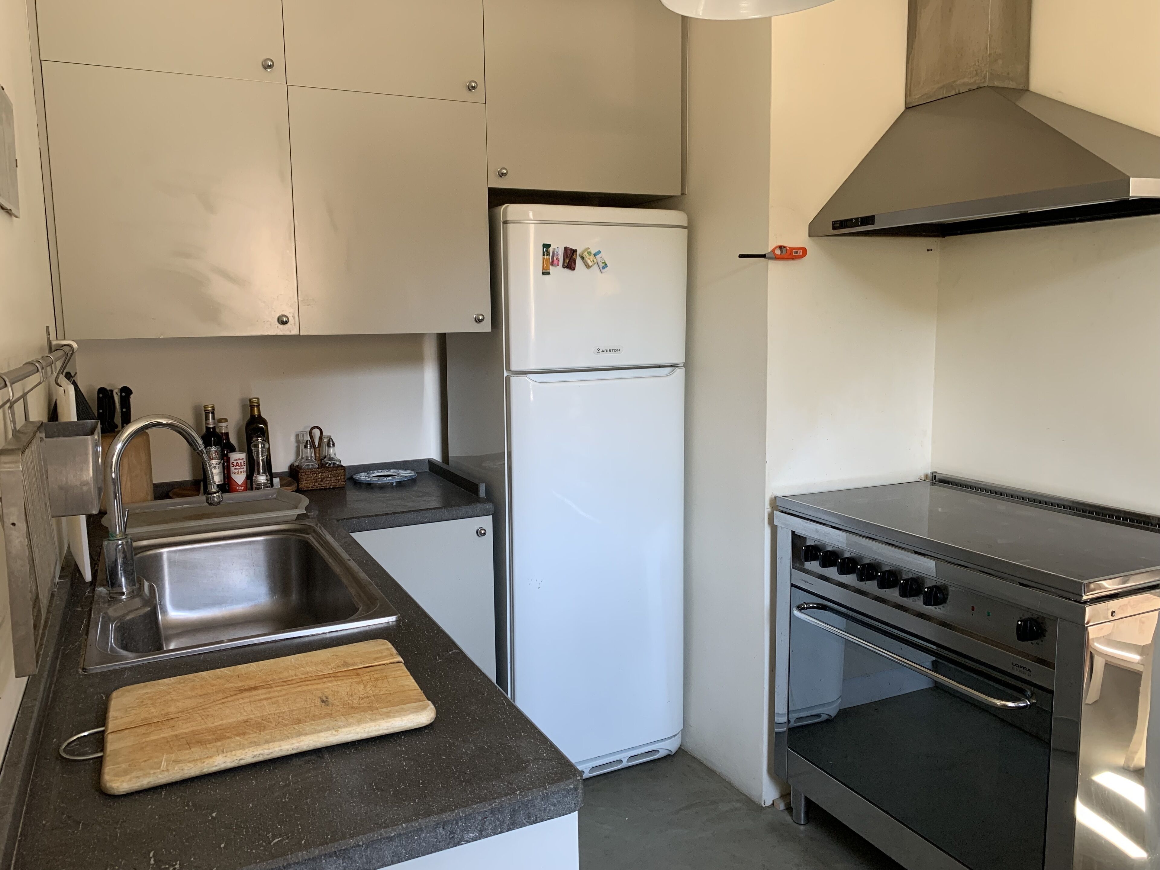 Kjøleskap, ovn, kokeplater og oppvaskmaskin