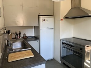 Réfrigérateur, four, plaque de cuisson, lave-vaisselle