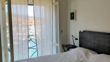 4 bedrooms, iron/ironing board, bed sheets