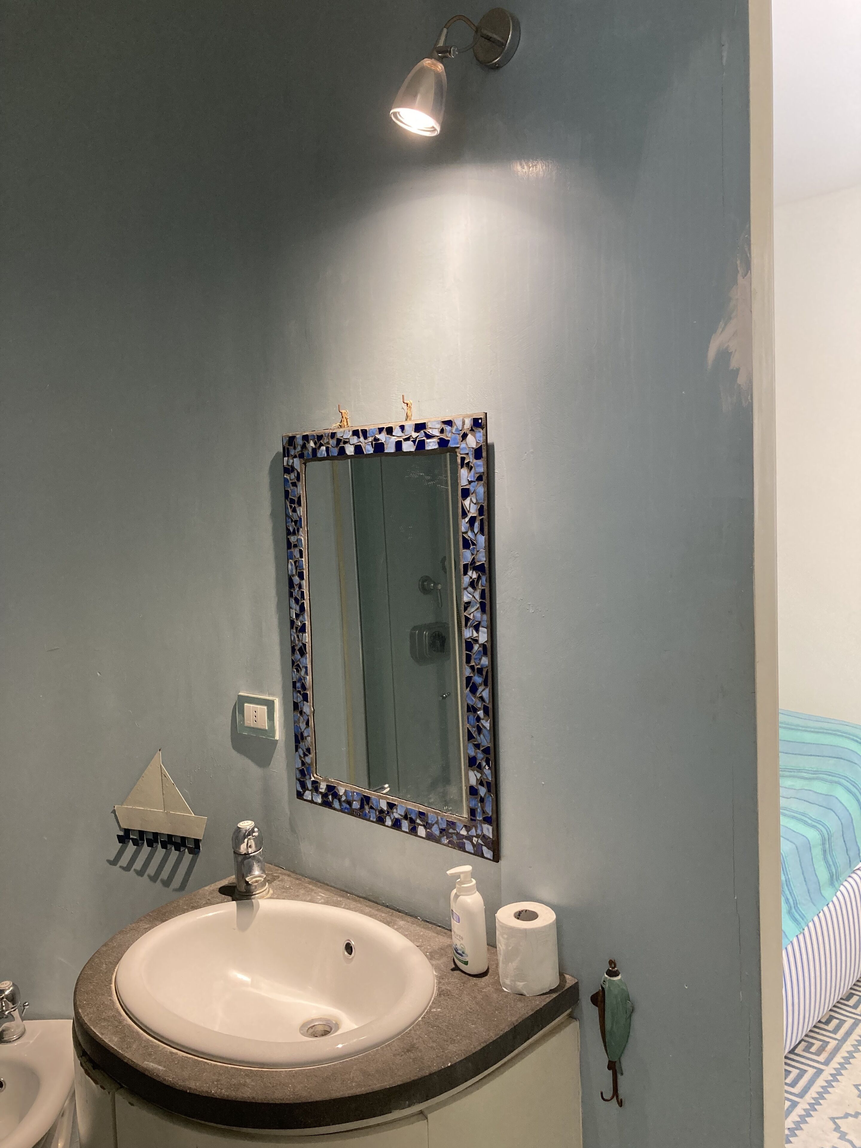 Douche, sèche-cheveux, bidet, serviettes fournies