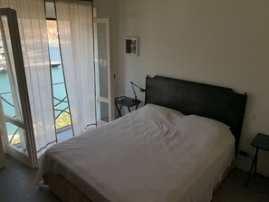 4 bedrooms, iron/ironing board, bed sheets