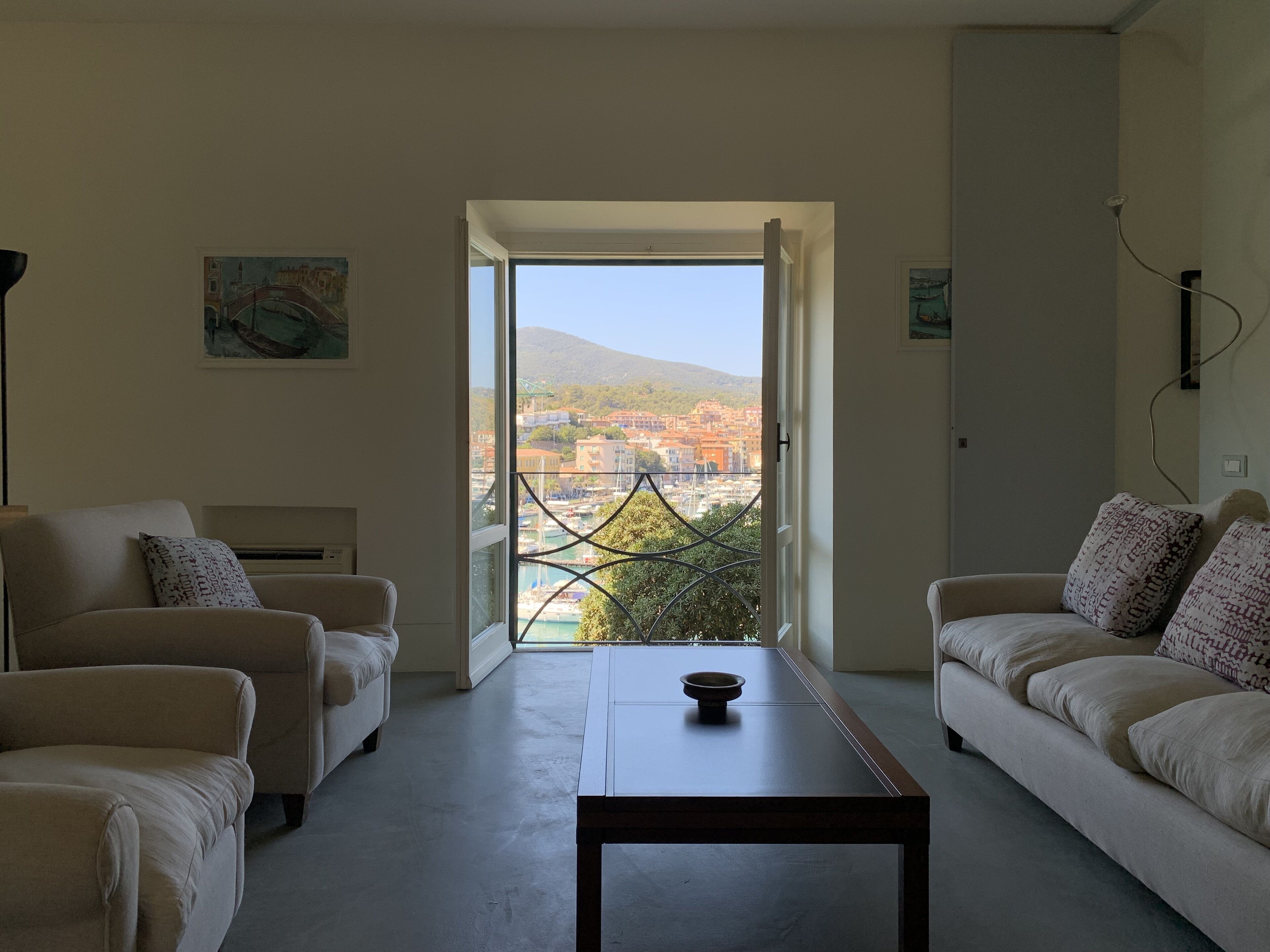 DVD-spiller og bøker