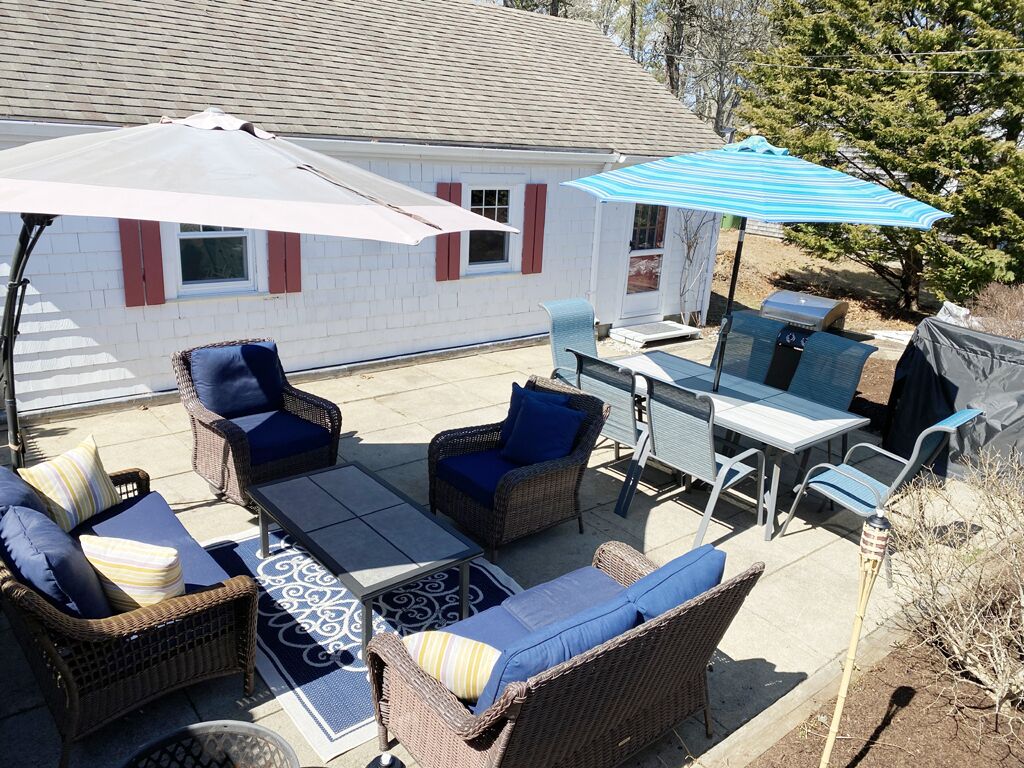 Adorable updated cottage, .3 miles to the beach