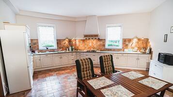 Biệt thự (Four Bedroom villa Alpe Adria) | Bếp riêng | Tủ lạnh