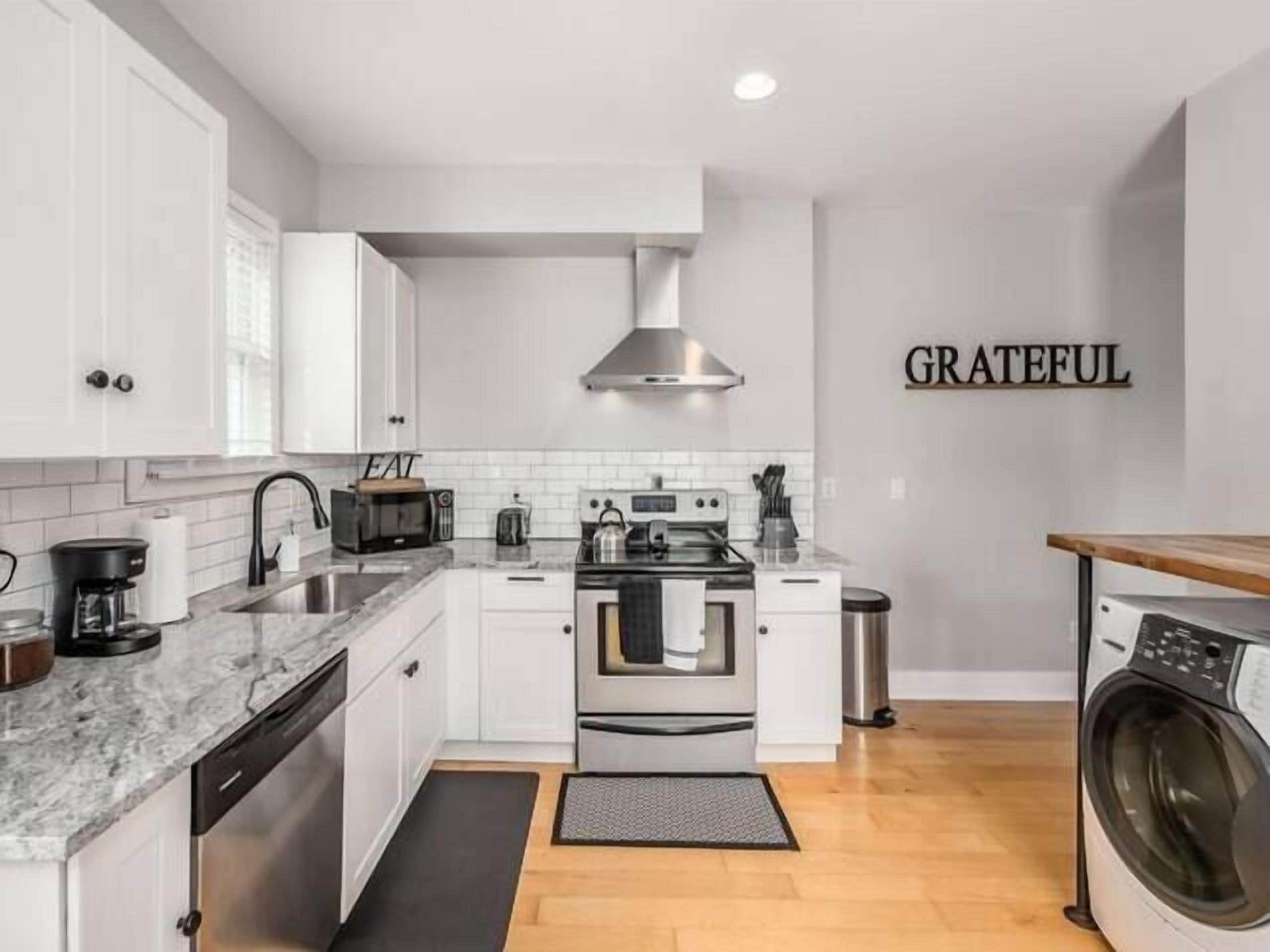 NEW & BEAUTIFUL ITALIAN VILLAGE HOME l FREE PARK