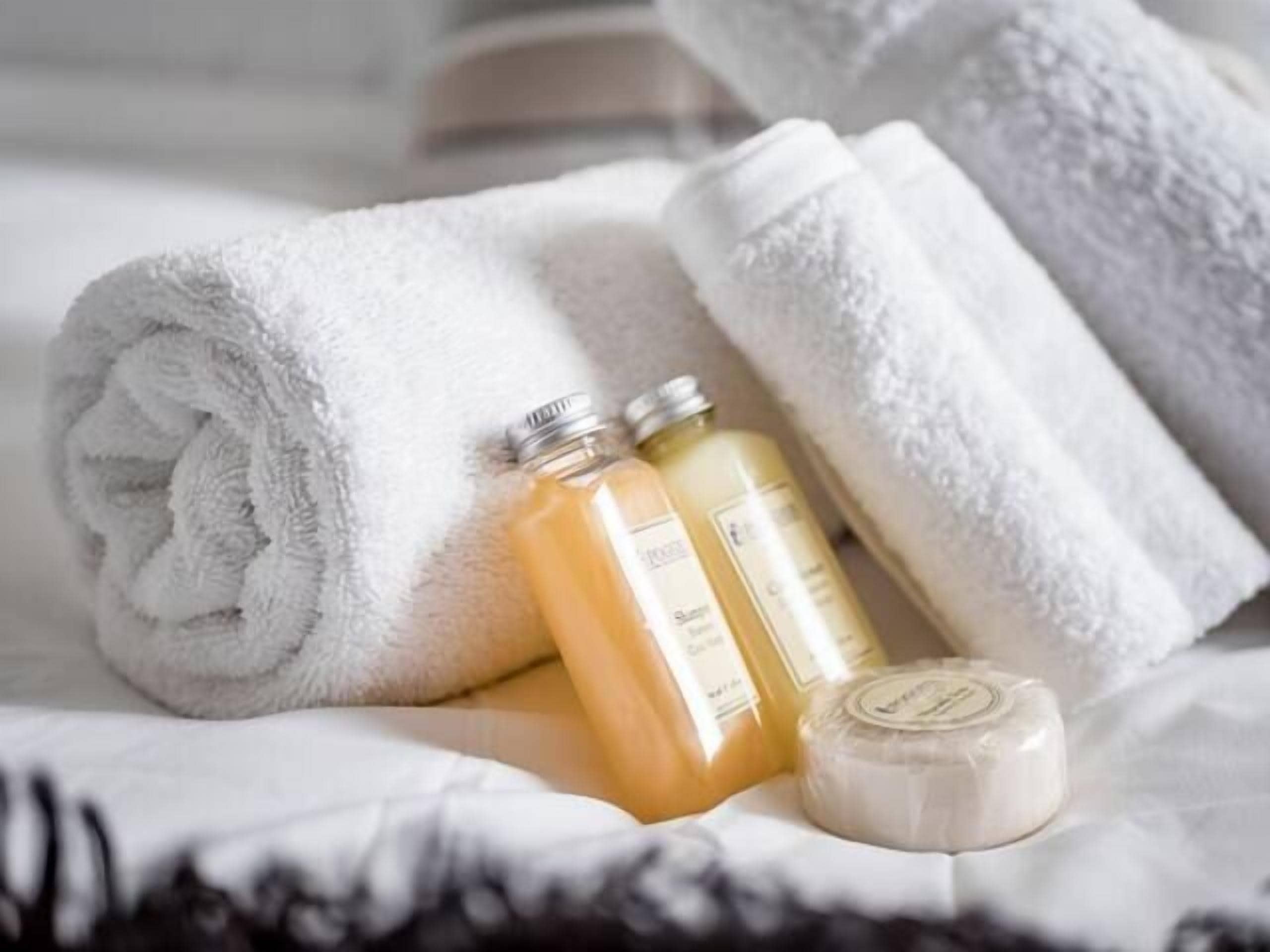 NEW & BEAUTIFUL ITALIAN VILLAGE HOME l FREE PARK