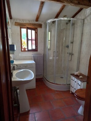 Shower, hair dryer, towels, soap - Superb Rural property for 6 with Private Heated Swimming Pool (Bran)