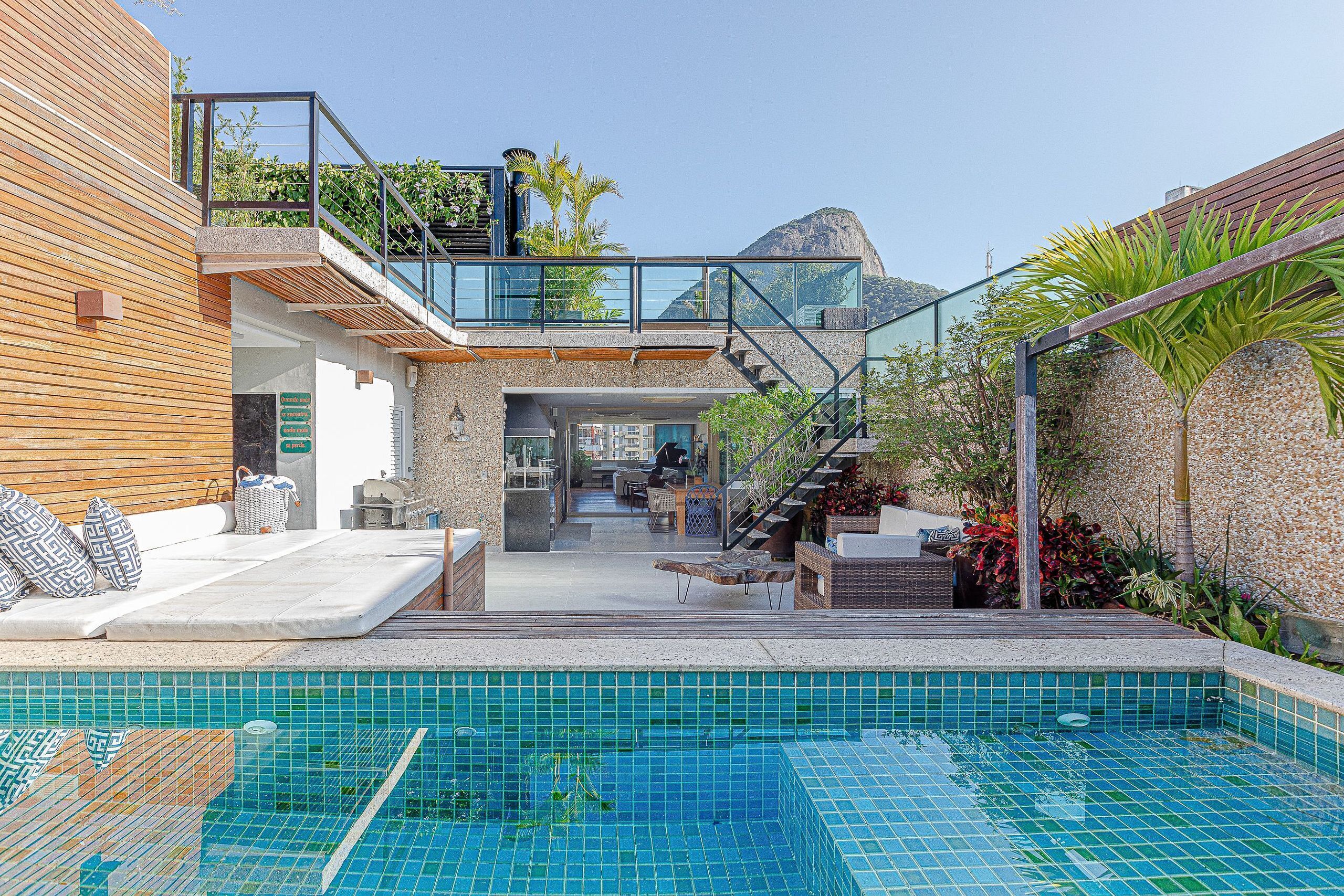 Rio018 - Beautiful triplex penthouse with pool in Leblon