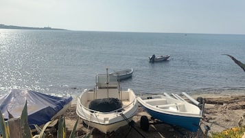 Sulla spiaggia, lettini da mare