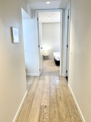 2 Schlafzimmer, Schreibtisch, Bügeleisen/Bügelbrett, Reisekinderbett